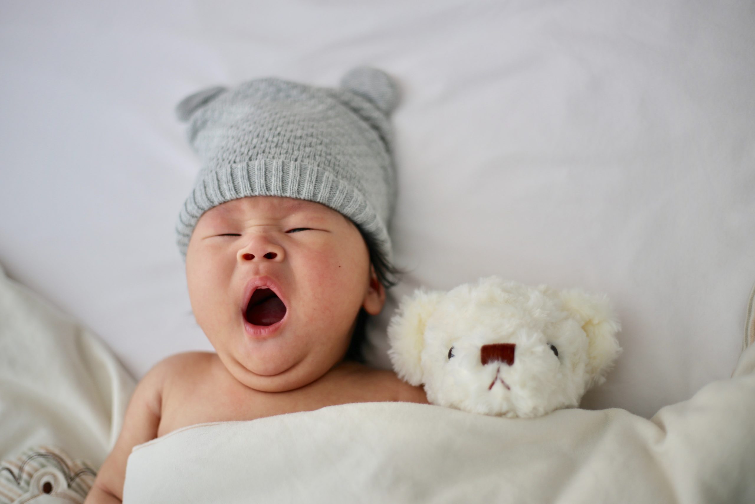 Bébé dort sur le côté, les 7 solutions pour l'aider à bien dormir. –